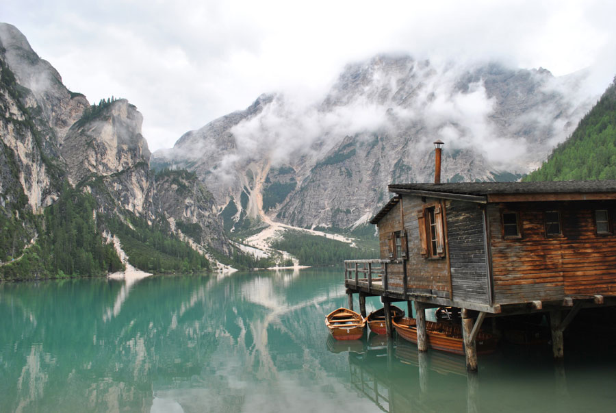 Stilts-house-on-Braies-Lake-in-Südtirol,-Italy